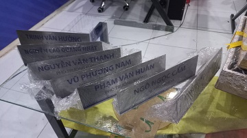 Làm Bảng Tên - Bảng Chức Danh Inox 1 Lamg Bảng tên - bảng chức danh