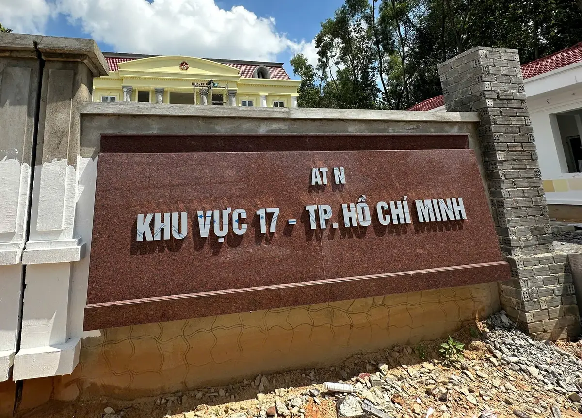 Thi công lắp đặt chữ inox